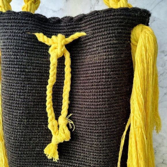 Wayuu
handmade bag with large tassel solid colors mochila yellow black - Picture 2 of 5